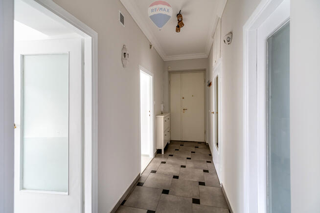 Metro, kamienica, po malowaniu