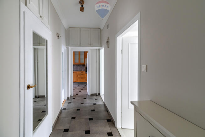 Metro, kamienica, po malowaniu