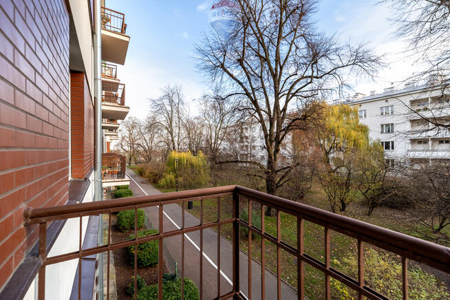 Metro, kamienica, po malowaniu