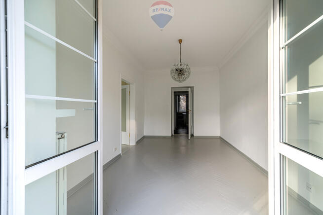 Metro, kamienica, po malowaniu