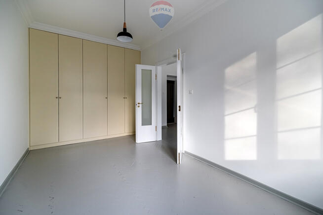 Metro, kamienica, po malowaniu