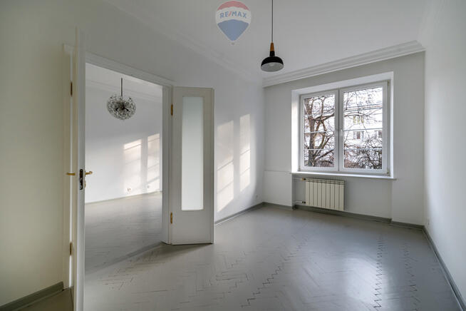 Metro, kamienica, po malowaniu