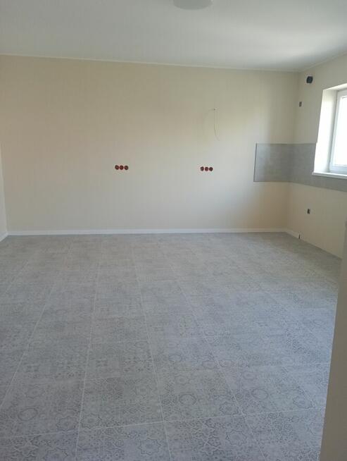 Ukladanie paneli I listw przypodłogowych