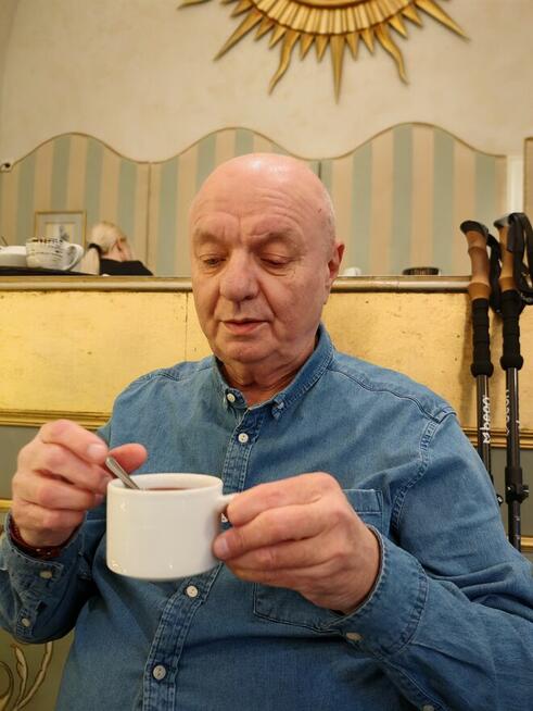 Starszy pan pozna odpowiednią szczupłą Panią