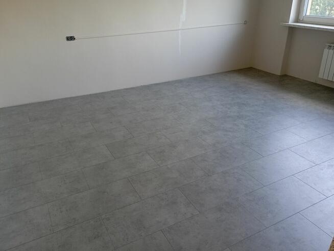 Ukladanie paneli I listw przypodłogowych