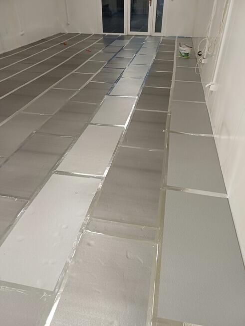 Ukladanie paneli I listw przypodłogowych