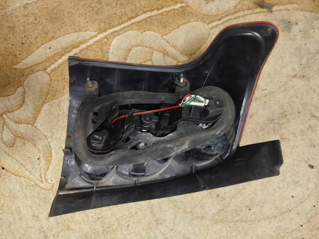 Lampa prawa tył Toyota Avensis T25 kombi