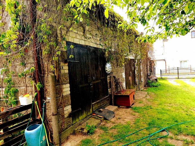 Sprzedam Dom na działce 900m2 z Budynkami gospodarczymi.