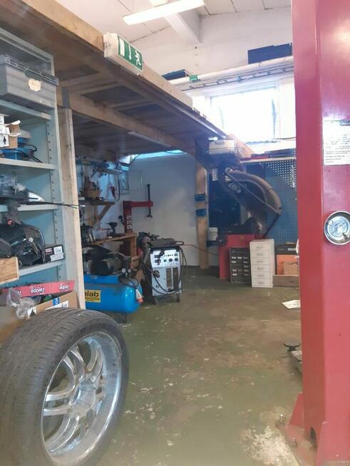 Warsztat samochodowy z SZWECJI plus kilka samochodow