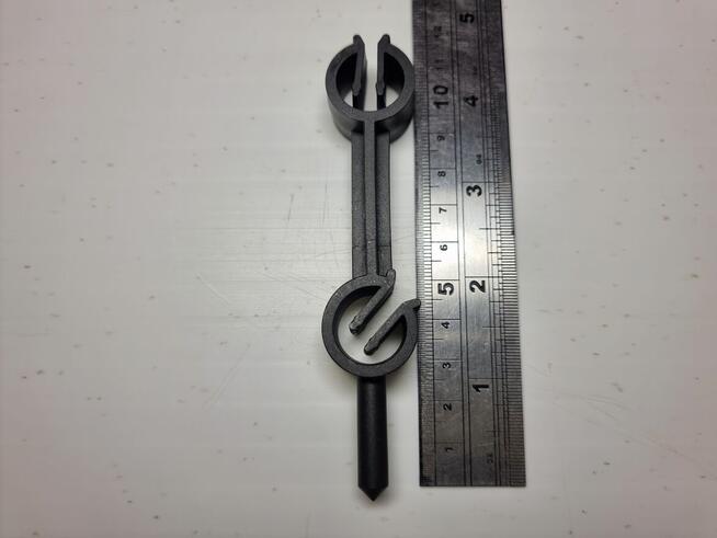 Dystans do łączenia siatek do zbrojenia w płytach betonowych