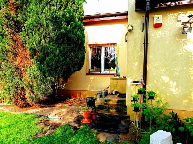 Sprzedam Dom na działce 900m2 z Budynkami gospodarczymi.