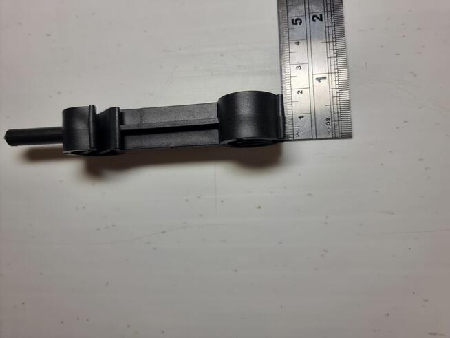 Dystans do łączenia siatek do zbrojenia w płytach betonowych