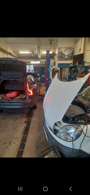 Warsztat samochodowy z SZWECJI plus kilka samochodow