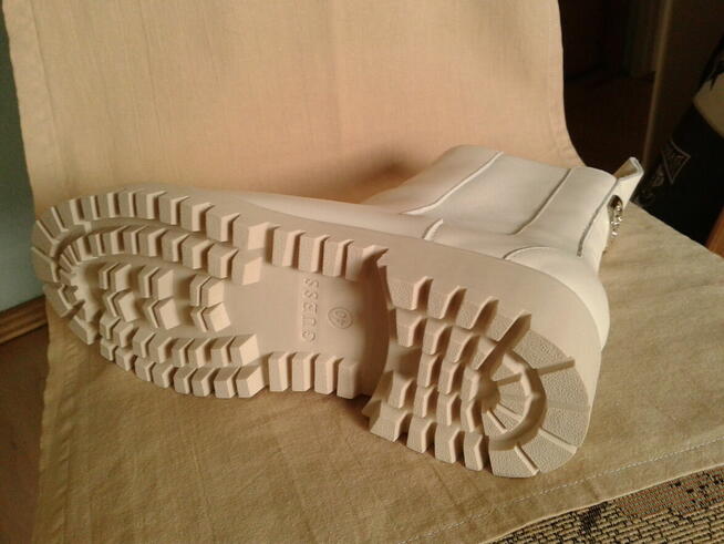 Buty damskie sztyblety Guess Oakess rozm. 40 beżowe