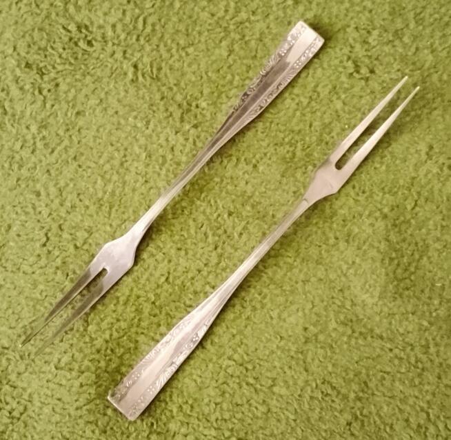 2 posrebrzane widelce do wędlin firmy HEFRA wzór wschodni.