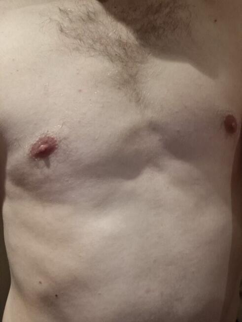 Młody chłopak szuka kobiety