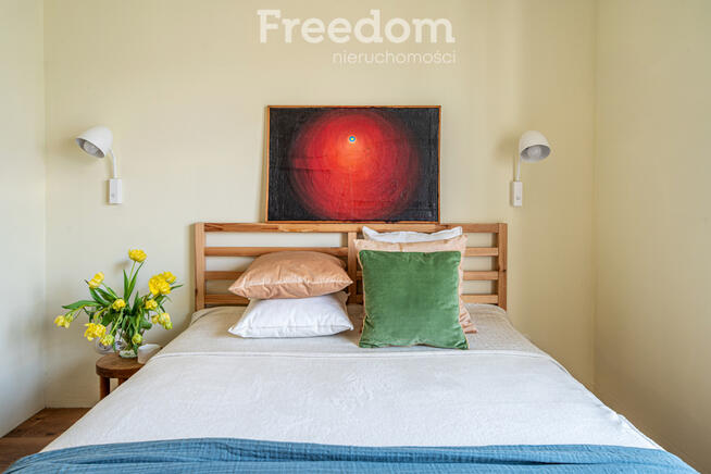 Segment z ogródkiem i 2 miejscami parkingowymi.