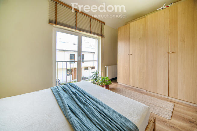 Segment z ogródkiem i 2 miejscami parkingowymi.