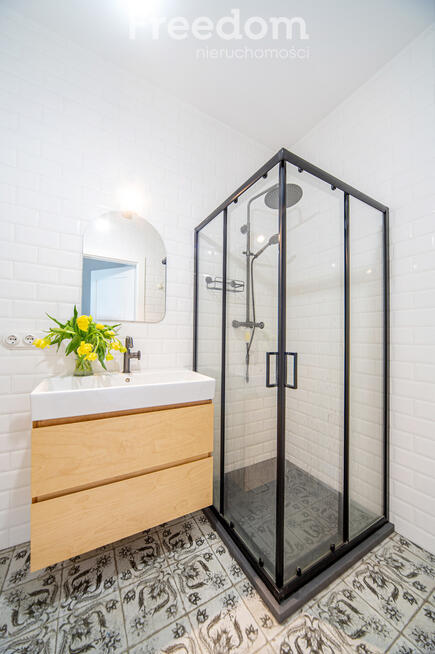 Segment z ogródkiem i 2 miejscami parkingowymi.