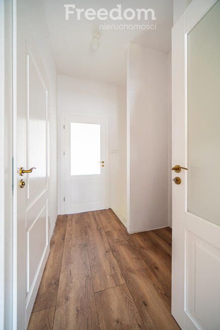 Segment z ogródkiem i 2 miejscami parkingowymi.