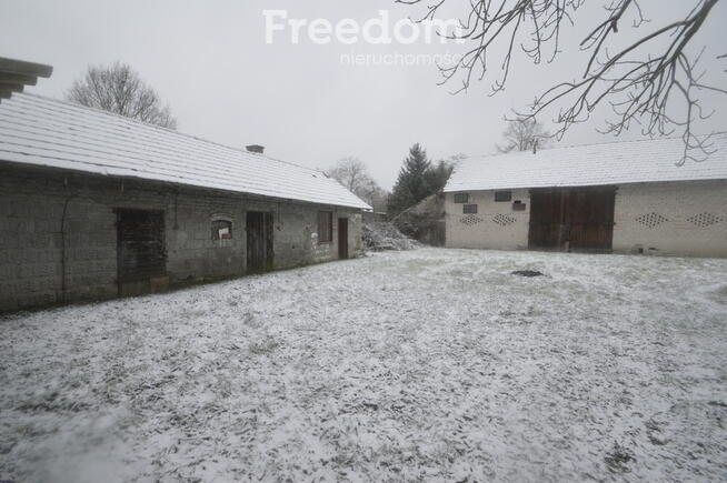 Dom do remontu z bud. gospodarczymi o pow. 9758 m2
