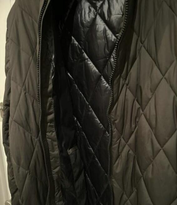 Męska kurtka z kapturrm lekko ocieplana marki Massimo Dutti