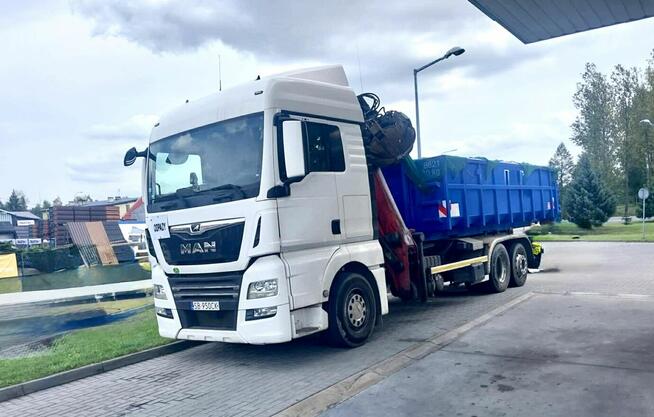 Transport krajowy – hakowiec DAF, kontenery, HDS z łyżką