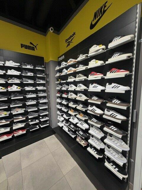 Meble do sklepu odzieżowego, obuwniczego. STAN BARDZO DOBRY!