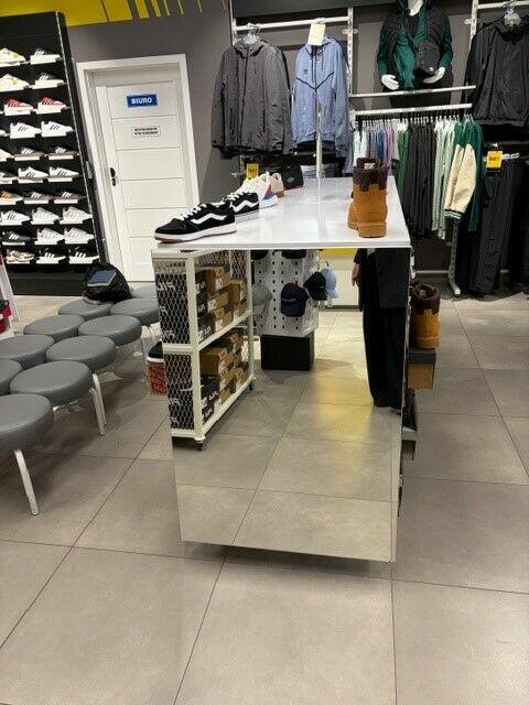 Meble do sklepu odzieżowego, obuwniczego. STAN BARDZO DOBRY!