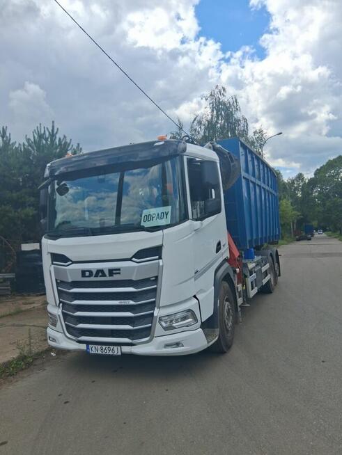 Transport krajowy – hakowiec DAF, kontenery, HDS z łyżką