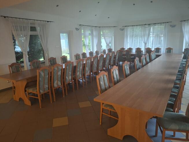 Krzesła tapicerowane, stoły.