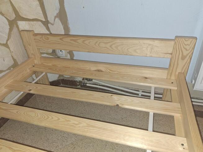 Łóżka drewniane lub metalowe piętrowe