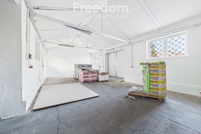 Dwupoziomowy obiekt po remoncie z biurami i magazy