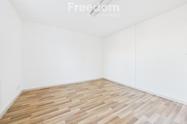 Dwupoziomowy obiekt po remoncie z biurami i magazy