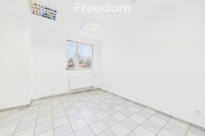 Dwupoziomowy obiekt po remoncie z biurami i magazy