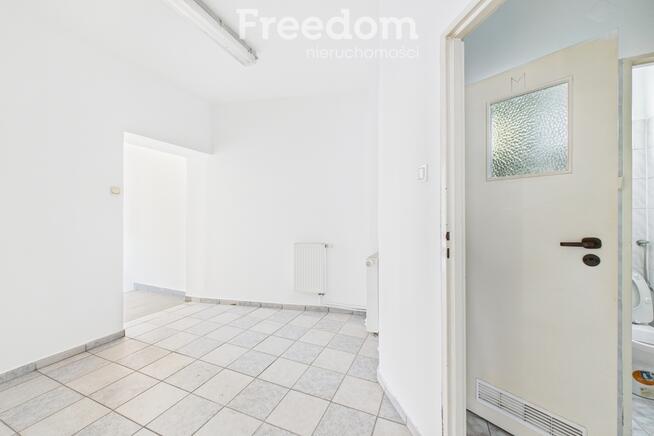 Dwupoziomowy obiekt po remoncie z biurami i magazy