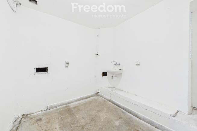 Dwupoziomowy obiekt po remoncie z biurami i magazy