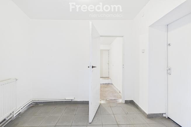 Dwupoziomowy obiekt po remoncie z biurami i magazy