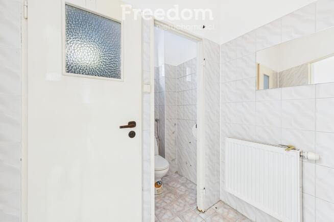 Dwupoziomowy obiekt po remoncie z biurami i magazy