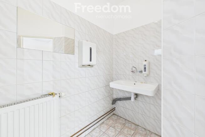 Dwupoziomowy obiekt po remoncie z biurami i magazy