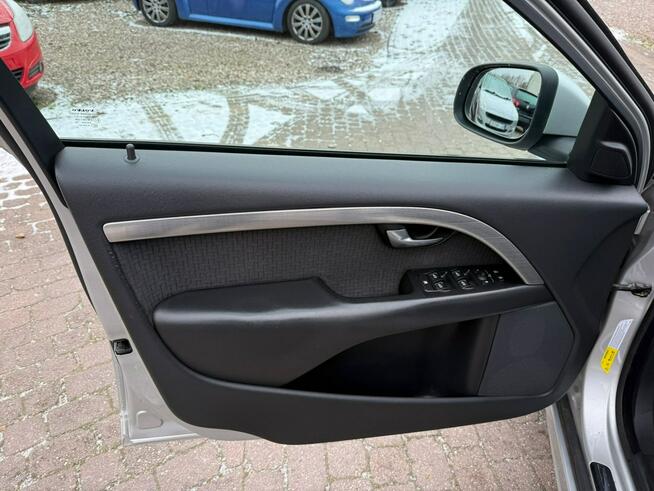 Zadbane Volvo, Pół skóry, klima