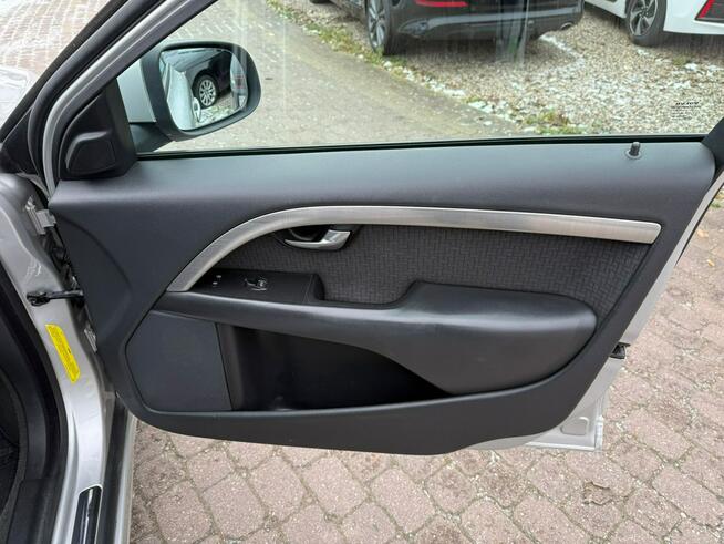 Zadbane Volvo, Pół skóry, klima