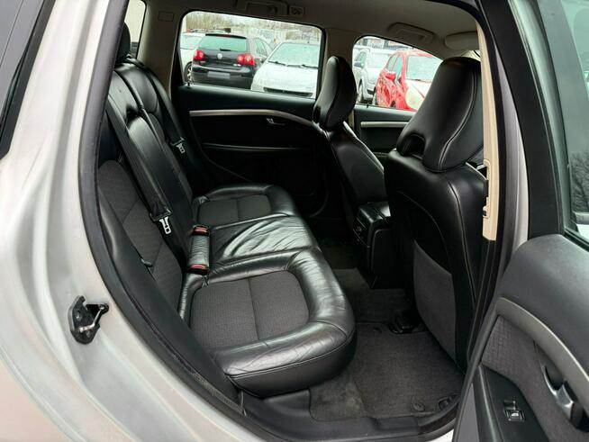 Zadbane Volvo, Pół skóry, klima