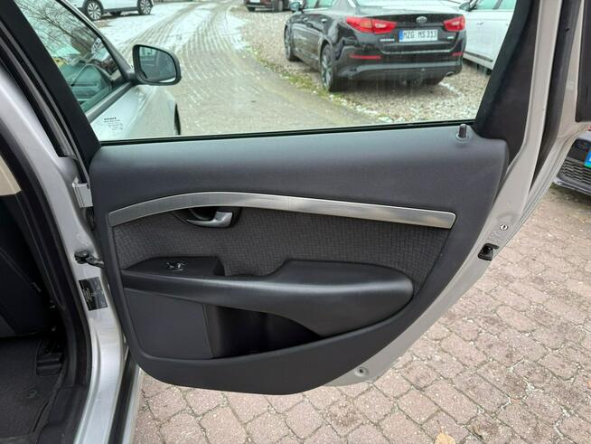 Zadbane Volvo, Pół skóry, klima