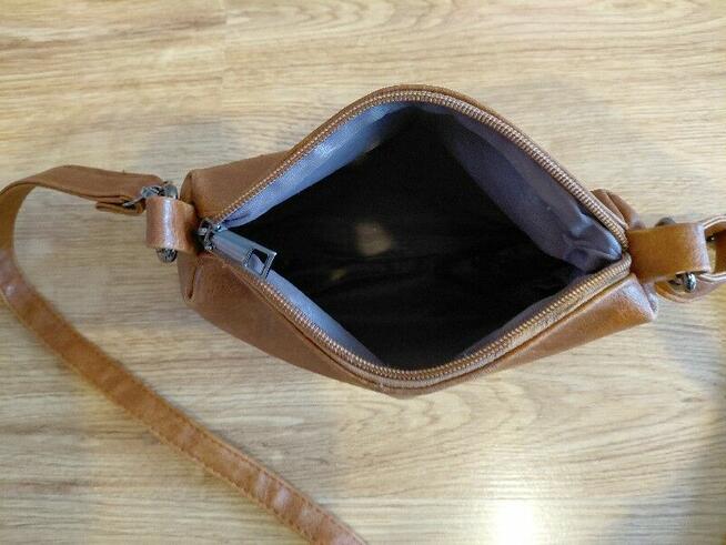 Mała brązowa torebka na ramię crossbody