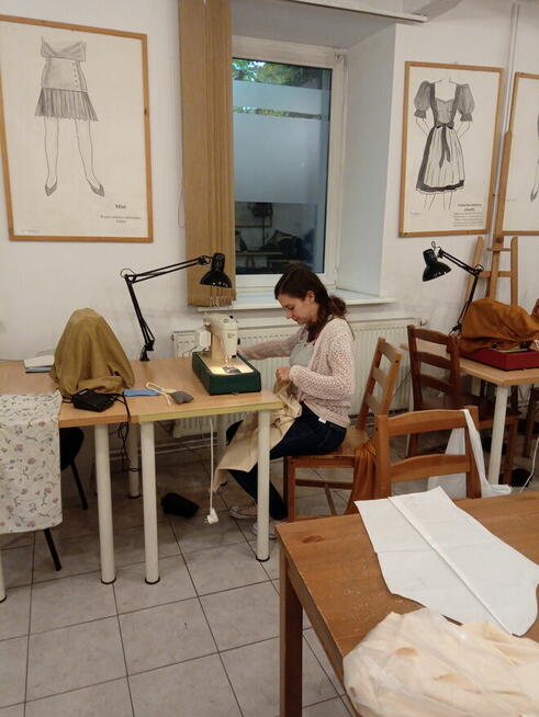 Maszyna do szycia - 50 zł godzina do korzystania na miejscu