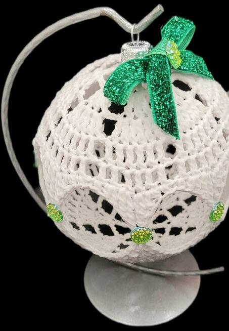 Bombka ręcznie wykonana na stojaku