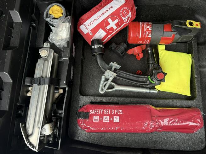 Mercedes C 180 DUZA NAVI Bardzo zadbana - 100% oryginalny przebieg.NOWY ROZRZĄD !!!