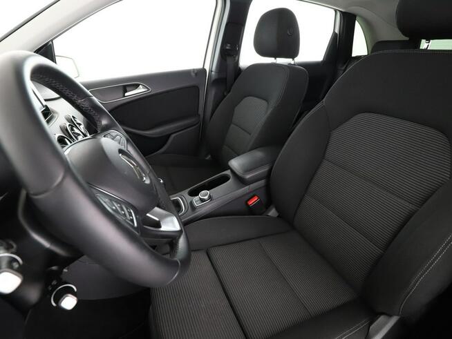 Mercedes B 180 navi klima grzane fotele czujniki parkowania