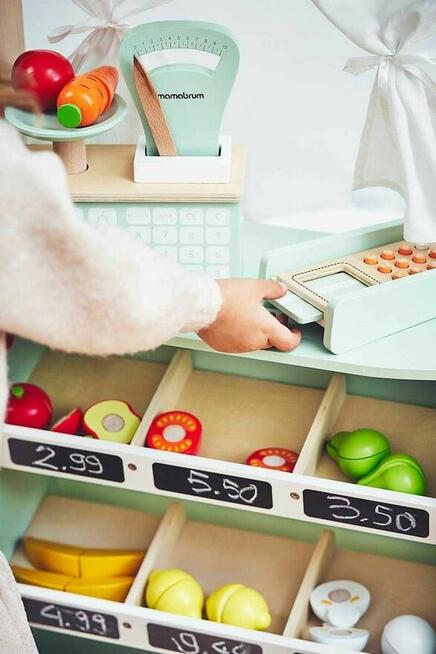 Duży drewniany sklep stragan z warzywami owocami dla dzieci